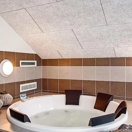 12 Person In Hasselberg *